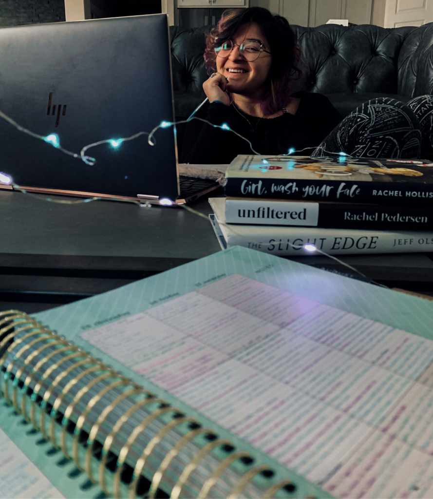 Tatiana Mexia, laptop, books, journal